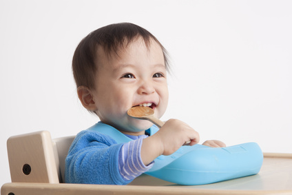 離乳食を食べる赤ちゃん