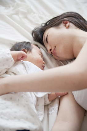 母子で昼寝イメージ