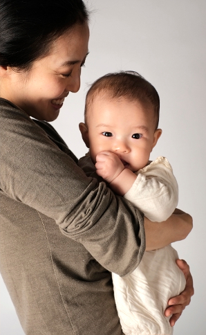 赤ちゃんを抱っこしてるお母さん